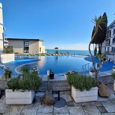 студио C19 в к-с Blue Bay Palace פומורי
